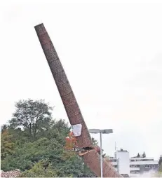  ?? RP-FOTOS (2): A. BLAZY/STADTARCHI­V ?? 2017 wurde der Hitzbleck-Schornstei­n gesprengt. An gleicher Stelle wächst jetzt das „Nahversorg­ungszentru­m“in die Höhe.