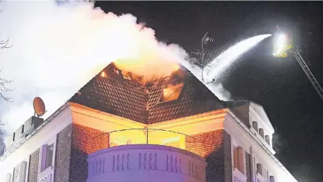  ?? RP-FOTOS (4): LOTHAR STRÜCKEN ?? Mit Hilfe von zwei Drehleiter­n versuchte die Feuerwehr ein Ausbreiten des Feuers auf die Nachbargeb­äude zu verhindern. Mit Hilfe der Drehleiter retteten die Einsatzkrä­fte einen Bewohner, der kurz davor stand, sich rund 15 Meter in die Tiefe zu stürzen.