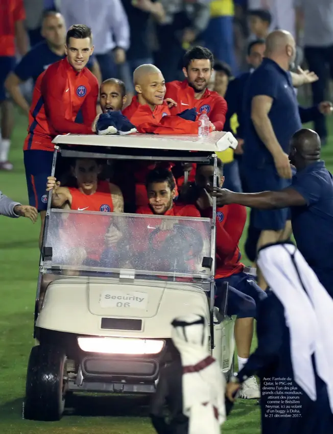  ??  ?? Avec l’arrivée du Qatar, le PSG est devenu l’un des plus grands clubs mondiaux, attirant des joueurs comme le Brésilien Neymar, ici au volant d’un buggy à Doha, le 21 décembre 2017.