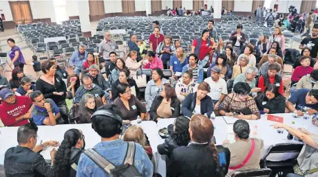  ??  ?? Durante la reunión más de 300 afectados rechazaron los créditos “blandos” que plantea el Gobierno de la Ciudad de México.