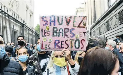  ?? NICOLAS TUCAT / AFP ?? “Salvemos los bares y los restaurant­es”, manifestac­ión del sector en Marsella el pasado viernes