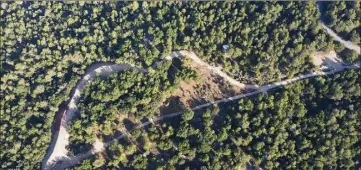  ?? (Photo Nice-Matin/Sébastien Botella) ?? En bas, bien droite, la piste existante du Gazoduc. En haut, la piste créée en forme de dos de chameau. On en distingue bien le relief sur la gauche grâce à notre drone.