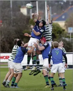 ??  ?? Eoin Marmion puts pressure on the Queens line-out.