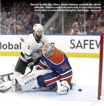  ?? PHOTO AFP ?? Devant le filet des Oilers, Stuart Skinner connaît des séries difficiles. Dans le match de mercredi, il a accordé 5 buts dont celui-ci contre Drew Doughty des Kings.