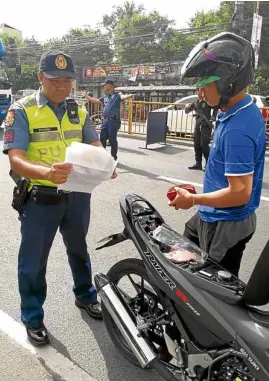  ?? —JODEE AGONCILLO ?? A Pasig City checkpoint is manned on Thursday by an officer equipped with a body camera, which he wears on a shoulder.