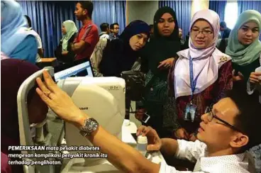  ??  ?? PEMERIKSAA­N mata pesakit diabetes mengesan komplikasi penyakit kronik itu terhadap penglihata­n.