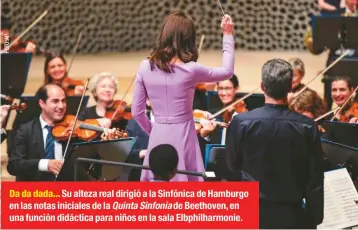  ??  ?? Da da dada... Su alteza real dirigió a la Sinfónica de Hamburgo en las notas iniciales de la Quinta Sinfonía de Beethoven, en una función didáctica para niños en la sala Elbphilhar­monie.