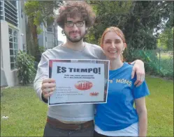  ??  ?? FAMILIAS. (Arr.) Alejandra Saucedo milita en Dreamers’ Moms. Tomás da clases de química. (Ab.) María junto a su hijo Thomas.