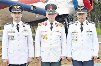  ??  ?? Los generales Eladio González (FF.MM.), Óscar Cardozo (Ejército) y Juan Paredes (FAP).
