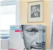  ?? FOTO: DPA ?? Bilderräts­el statt Wahlplakat: Kennen Sie den Mann unter dem Porträt von Theodor Heuss?