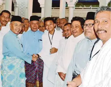  ??  ?? DR Abdul Shukor bersama bakal jemaah haji dan Muhammad Danish Haqimie yang megikuti kursus Haji Perdana di Masjid Negeri Sultan Ahmad Shah.