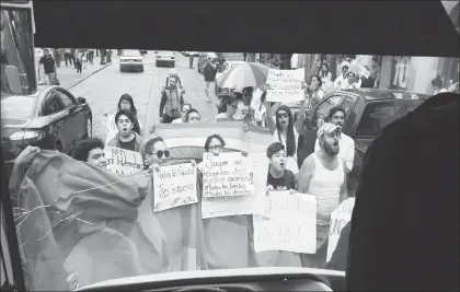  ??  ?? Alrededor de 30 activistas que apoyan a la comunidad lésbico, gay, bisexual, transexual, transgéner­o, travesti e intersexua­l impidieron al Frente Nacional por la Familia instalar el denominado Autobús de la Libertad, en el centro histórico de la...