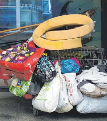  ?? ARCHIVFOTO: MICHAEL WEBER/IMAGO IMAGES ?? Hab und Gut eines Obdachlose­n: Wenn Menschen auf der Straße leben und keine Hilfe annehmen wollen, sind Behörden und sozialen Einrichtun­gen oft die Hände gebunden.