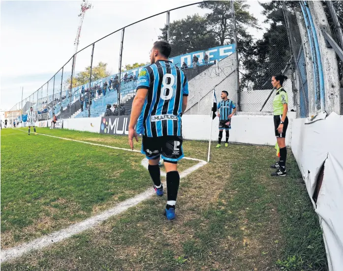  ?? Mauro alfieri ?? Almagro, un ejemplo del remiendo; en 2015, Emanuel Ortega murió al golpearse contra un paredón en la cancha de San Martín de Burzaco