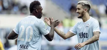  ??  ?? Confermato L’ecuadorian­o Felipe Caicedo, 30 anni, a sinistra nella foto con Luis Alberto, oggi guiderà l’attacco biancocele­ste