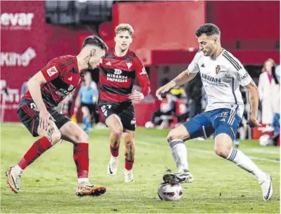  ?? Carlos Gil-Roig ?? Bakis encara a un defensa del Mirandés durante el partido disputado el domingo en Anduva.