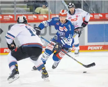  ?? FOTO: LAEGLER/ EIBNER-PRESSEFOTO VIA WWW.IMAGO-IMAGES.DE ?? Maximilian Hadraschek von den Schwenning­er Wild Wings zog geschickt am Gegner vorbei. In der 29. Minute gelang ihm das 3:0.