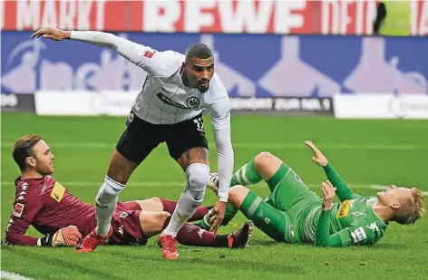  ?? FOTO: DPA ?? Tobias Sippel (links) und Oscar Wendt am Boden, Kevin-Prince Boateng dreht zum Jubeln ab – soeben ist das 1:0 für Eintracht Frankfurt gefallen.
