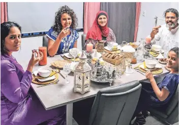  ?? FOTOS (2): NORBERT PRÜMEN ?? Zu Zeiten des Ramadan wird erst nach Sonnenunte­rgang gegessen. Alles beginnt mit Datteln und Wasser. Für die Willicher Familie Daadouai ist das tägliche Abendessen ein kleines Fest.