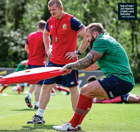  ?? DAN SHERIDAN ?? Tug of war: Joe Marler (right) and Sinckler