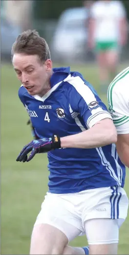  ??  ?? Niall Mooney on the attack for St Pat’s against the Skyrne pairing of Mark Jord