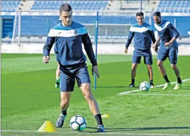  ??  ?? EN PROGRESIÓN. Mario Hermoso, con el balón, en un entrenamie­nto del Espanyol.