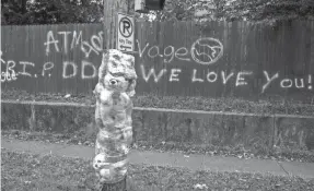  ?? COMMERCIAL APPEAL ?? Teddy bears wrapped in plastic are a memorial for gunshot victims. BRAD VEST/THE