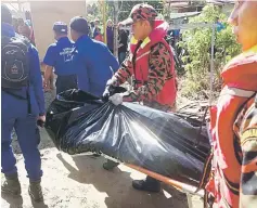  ??  ?? The SAR team carries the victim’s body.