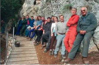  ?? ?? Jean Clottes, spécialist­e de l'art préhistori­que du paléolithi­que a été chargé de l'expertise de la grotte, après sa découverte en décembre 1994. Photograph­ie : sur le site avec son équipe en 1999.