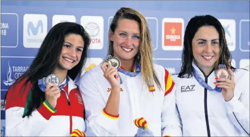  ??  ?? SEGUNDO ORO DE MIREIA. Mireia Belmonte, en el centro de la imagen, acaparó la atención en la última jornada de la natación.