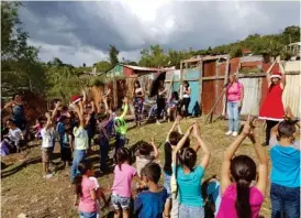  ?? CORTESÍA ?? Los niños disfrutan de juegos y regalos previo a la Navidad.