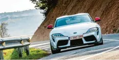  ?? Foto: Toyota ?? Sein Revier ist die Landstraße: Auch mit Vierzylind­ermotor büßt der Toyota Supra nichts an Kurvengier­igkeit ein – im Gegenteil. schärfer, bissiger: Es krallt sich vorne fester in den Asphalt und das Heck erlaubt sich laszive Schwenks, bevor die Elektronik es wieder einfängt.
So verwandelt der Supra jede Landstraße in einen Abschnitt jener Strecke, auf der die Ingenieure den Supra maßgeblich abgestimmt haben: die Nordschlei­fe des Nürburgrin­gs. Die hat es den Japanern so angetan, dass sie die Grüne Hölle sogar im Namenszug des Supra verewigt haben. Denn wer genau hinschaut, erkennt im S die Kurvenkomb­ination von Wehrseifen.
Und so deutlich die Leistungse­inbußen auf dem Papier sein mögen, so wenig bekommt man davon in der Praxis mit: Auch 258 PS sind