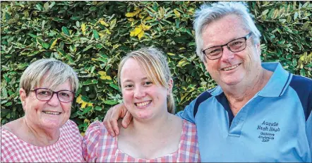  ?? PHOTO: DUBBO PHOTO NEWS/COL ROUSE ?? Dr Kate Jeffery with her mum and dad, Barry and Naomi Jeffery.