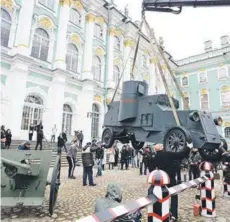  ??  ?? ► Un carro blindado de 1919 es colocado en el Palacio de Invierno, en el Museo Hermitage.