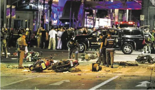  ?? BILD: SN/APA/EPA/RITCHIE B. TONGO ?? Den Einsatzkrä­ften in Bangkok bot sich ein Bild der Zerstörung.