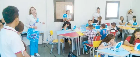  ??  ?? La OEA hizo una escuela portátil, equipada con computador­as, donde se utiliza la plataforma de OE como herramient­a educativa.