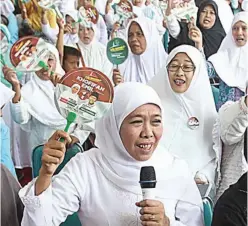  ?? TIM PEMENANGAN KHOFIFAH FOR JAWA POS ?? DEKAT MUSLIMAT: Khofifah berbaur dengan para kader Muslimat dalam forum silaturahm­i Ponpes Miftahul Ulum di Situbondo kemarin.