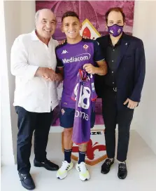  ?? ACF FIORENTINA ?? Torreira dopo la firma col presidente Commisso e il figlio Joseph