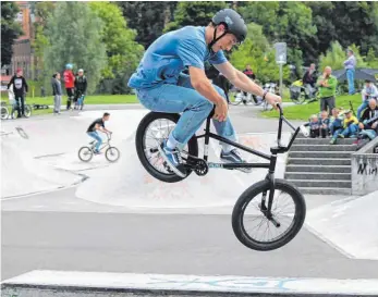  ?? FOTOS: SIMON SCHNEIDER ?? Die Turniertei­lnehmer zeigten ihr ganzes Können mit Tricks auf den BMX-Rädern.