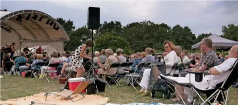  ?? RP-FOTO: THOMAS LAMMERTZ ?? Einen Sommeraben­d wie im Bilderbuch erlebten die Zuhörer auf dem Rasen der Vorburg mit Axel Fischbache­r & Friends, Nils Wogram im Trio „Nostalgia“, Mike Stern und Randy Brecker.