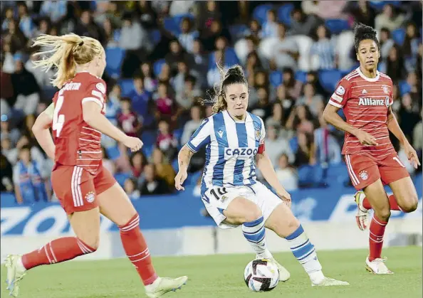  ?? FOTO: LUIS M. UNCITI ?? Nerea Eizagirre controla un balón ante dos adversaria­s
La futbolista blanquiazu­l tuvo el empate en sus botas, pero su disparo se estrelló en el larguero