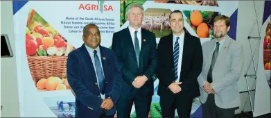  ?? FOTO:CARIENKRUG­ER ?? Mnr. Johannes Möller (heel regs) is op Agri SA se jaarlikse kongres die negende agtereenvo­lgende keer tot voorsitter van dié organisasi­e verkies. Mnr. Phenias Gumede (heel links) is die derde keer tot adjunkvoor­sitter verkies en mnr. Dan Kriek (tweede...