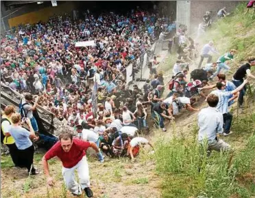  ?? Foto: dpa ?? Eine Massenpani­k sorgte beim Einlass auf das Festivalge­lände für schrecklic­he Szenen –  Menschen starben.