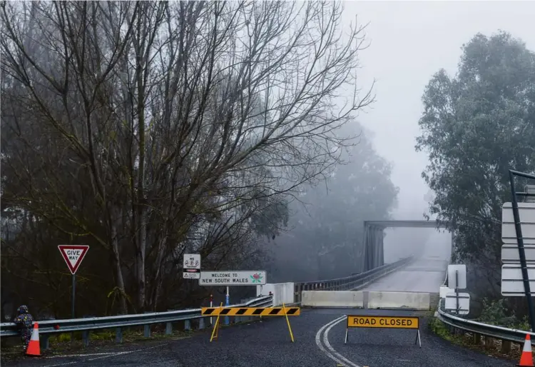  ?? La frontière fermée entre les Etats de la Nouvelle-Galles du Sud et du Victoria, jeudi. ??
