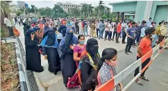  ?? —P. SURENDRA ?? People queue up for vaccinatio­n at Salar-e-Millat Auditorium and Sports Complex at Owaisi Hospital where a camp for Chandrayan­gutta constituen­cy is being conducted in Hyderabad, on Saturday.