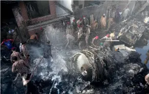  ?? FAREED KHAN THE ASSOCIATED PRESS ?? Volunteers look for survivors after a plane crashed near Karachi’s airport on Friday.