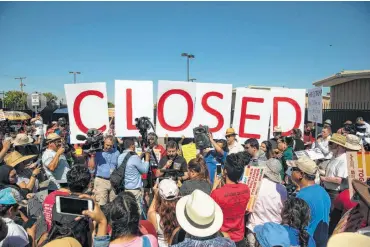  ?? Ivan Pierre Aguirre / For the San Antonio Express-News ?? Protesters stand outside the immigratio­n processing center in El Paso. They sought an end to family separation­s.