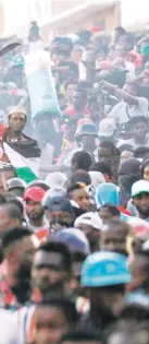  ?? ?? Las protestas siguen en aumento en las ciudades haitianas.
Un hombre apunta con una arma de guerra desde una zona de protesta en un área de Puerto Príncipe .