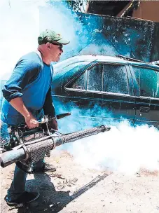  ?? FOTOS: EFRAÍN SALGADO/EMILIO FLORES ?? En colonias como la Flor del Campo los vecinos fumigan de manera particular para eliminar a los molestos mosquitos.