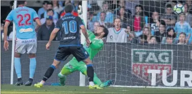  ??  ?? EL GOL CORUÑÉS. Lucas Pérez bate a Sergio ante la mirada de Andone y Cabral.